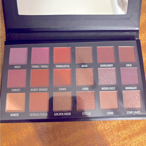 KAB Cosmetics Day & Night Shadow Palette - Picture 3 of 3